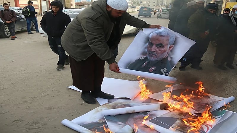 رغم قمع الملالي..الإيرانيون يواصلون الاحتجاجات ويحرقون صورة سليماني