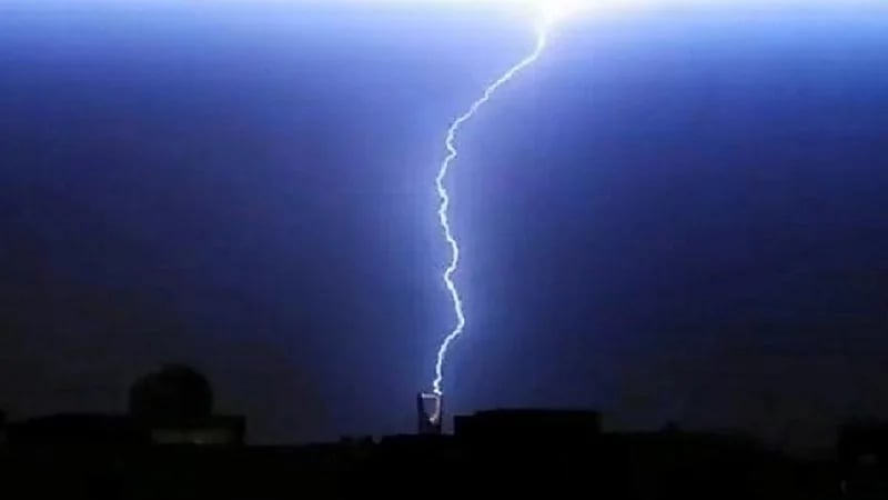 شاهد.. صاعقة رعدية تضرب برج المملكة بالرياض