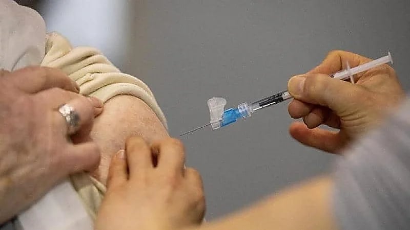 "الصحة" توضح مدى إمكانية تلقي من يعانون من حساسية للقاح كورونا