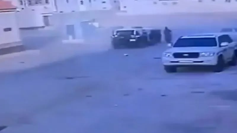 شاهد.. دورية أمنية تطارد مركبة تسير بسرعة جنونية داخل أحد الأحياء السكنية 