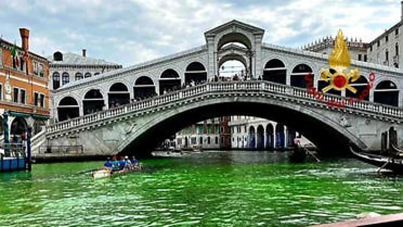 حل لغز تحول مياه البندقية الشهيرة للأخضر..فيديو