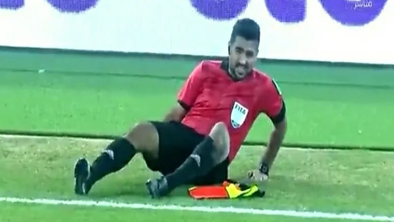 شاهد.. سقوط حكم الراية أحمد صادق خلال مباراة القادسية والعربي