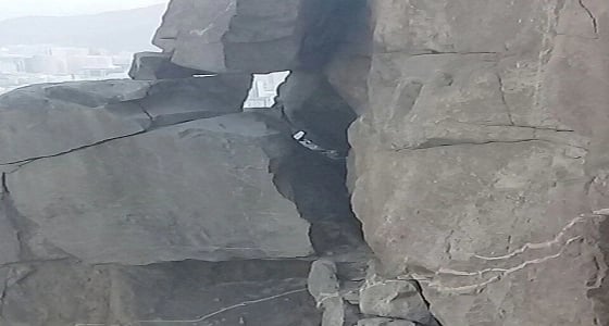 صخور آيلة للسقوط بقمة جبل غار حراء