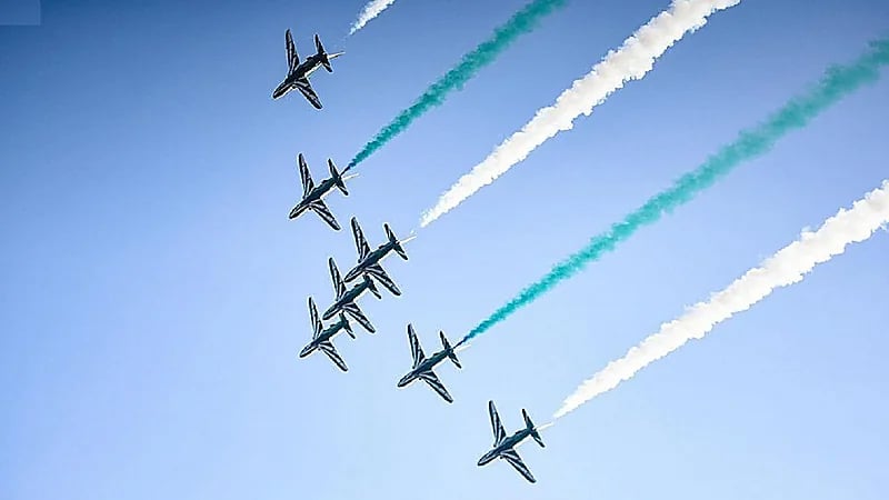 بالفيديو.. "الصقور السعودية" تزين سماء جدة ضمن فعاليات سباق الفورمولا 1