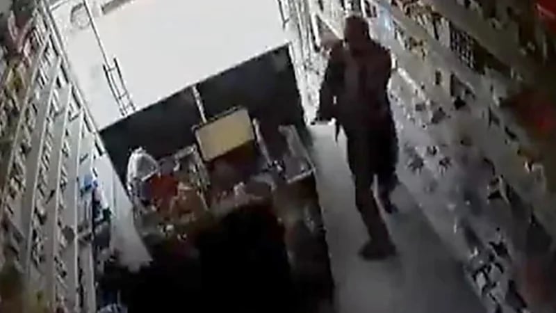 شاهد.. لحظة قيام طبيب بقتل صهره داخل صيدلية باليمن