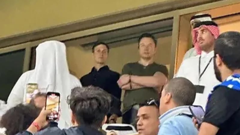 ضجة كبيرة على إيلون ماسك في نهائي المونديال بسبب قميصه وشعره المنكوش