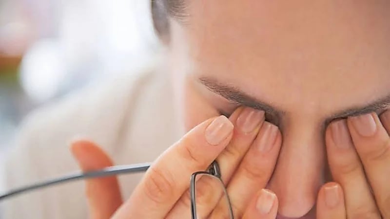 أعراض الإصابة بالماء الأبيض على العين