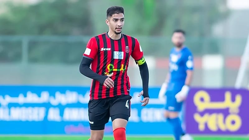 الرياض يجدد عقد مدافعه حتى 2026 .. فيديو