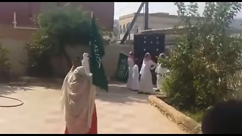 شاهد .. مواطنة تستقبل جثمان ابنها الشهيد في الحد الجنوبي بالزغاريد