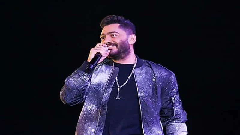 شاهد.. تامر حسني يرقص مع ابنته تاليا على المسرح