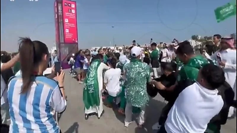 بالفيديو.. الجماهير السعودية تكسب مشجعي الأرجنتين في تحدي الحبل