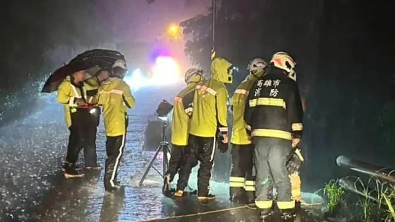 انهيار أرضي يبتلع عائلة كاملة في مشهد مروع