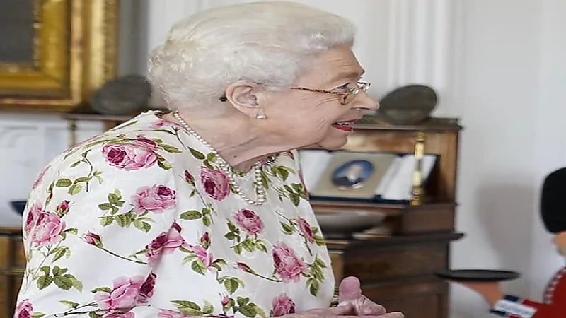 صور.. الملكة إليزابيث بتسريحة شعر جديدة