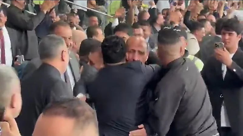 رئيس الاتحاد العراقي ينهار باكيًا بعد التعادل القاتل أمام الكويت .. فيديو