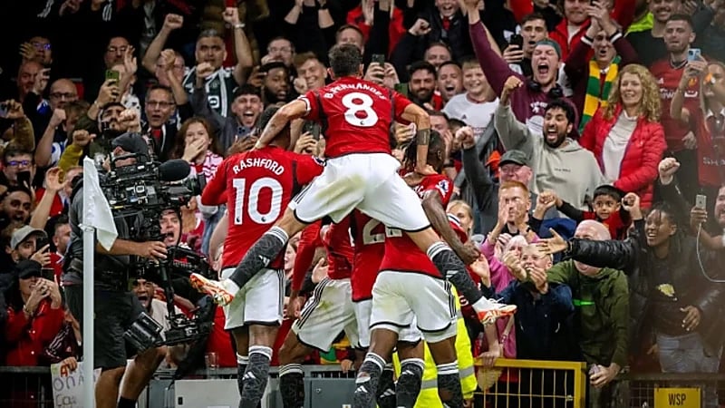 مانشستر يونايتد يتغلب على تشيلسي بثنائية