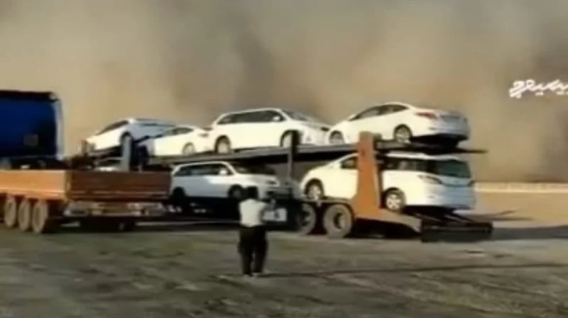 بالفيديو.. عاصفة رملية تبتلع مدينة إيرانية