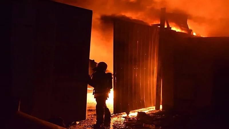 بالصور.. إندلاع حريق في موقع للأخشاب بجدة