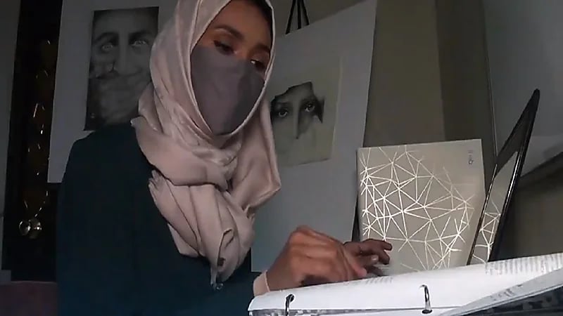 فيديو.. مرض غامض يدفع مواطنة للإبحار في الدراسات العليا بحثًا عن علاج