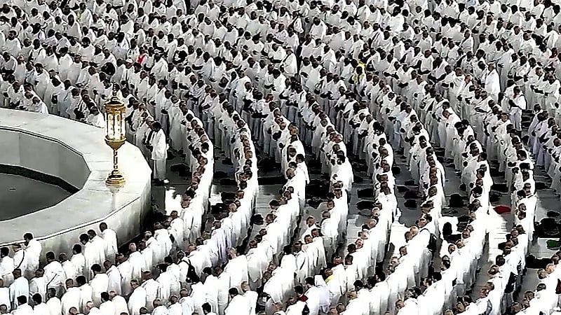 تلاوة خاشعة للشيخ ياسر الدوسري تلامس القلوب في صلاة فجر المسجد الحرام .. فيديو