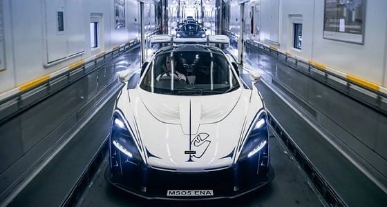 بالصور.. تسليم مفتاح أول نسخ ماكلارين سينا لصاحبها