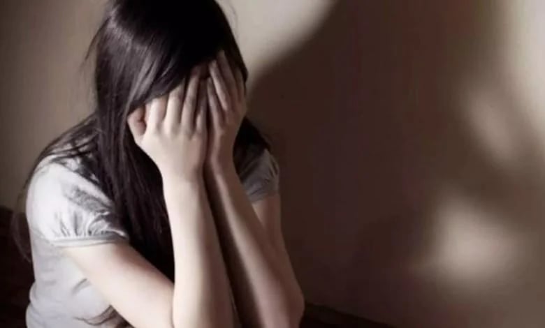 فتاة تكشف مأساة اختطافها و اغتصابها من مسؤول كبير