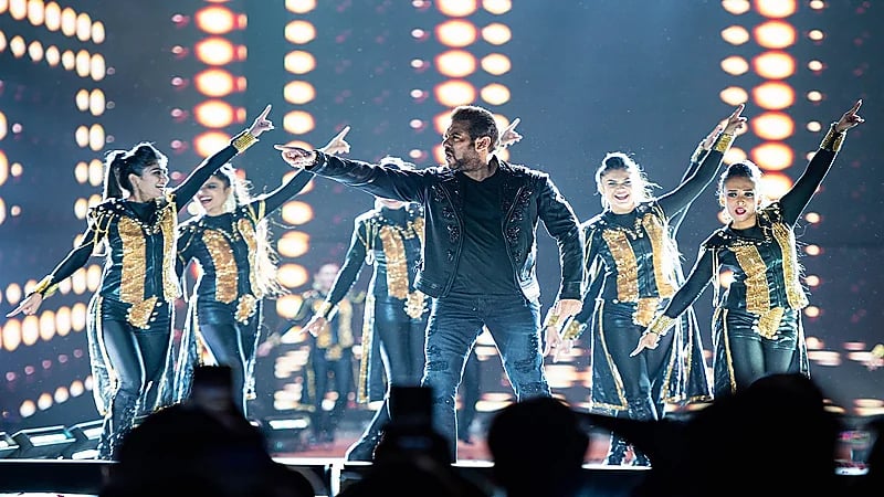 شاهد .. سلمان خان يشعل أجواء المسرح في موسم الرياض