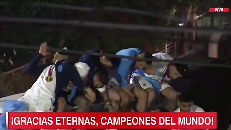 بالفيديو.. ميسي‬⁩ ورفاقه كادوا أن يسقطوا من أعلى حافلة أثناء الاحتفال