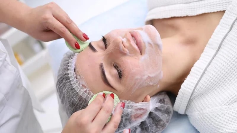 خطوات بسيطة لتنظيف البشرة قبل العيد