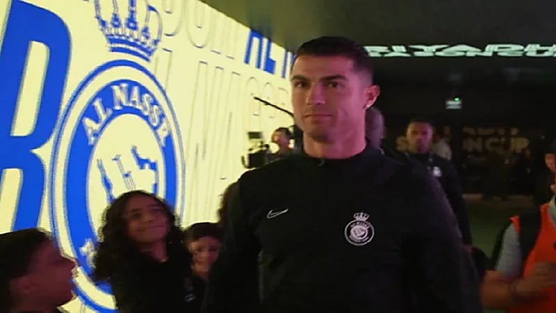 رونالدو يتجاهل مصافحة الأطفال كما فعل ميسي .. فيديو