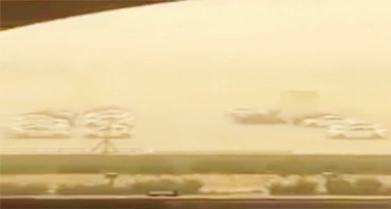 بالفيديو.. غبار الرياض يحجب الرؤية عن مطار الملك خالد