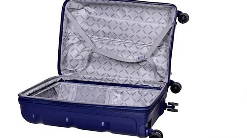 أسرة تتفاجأ بـ رفات جثة في حقيبة اشترتها من مزاد