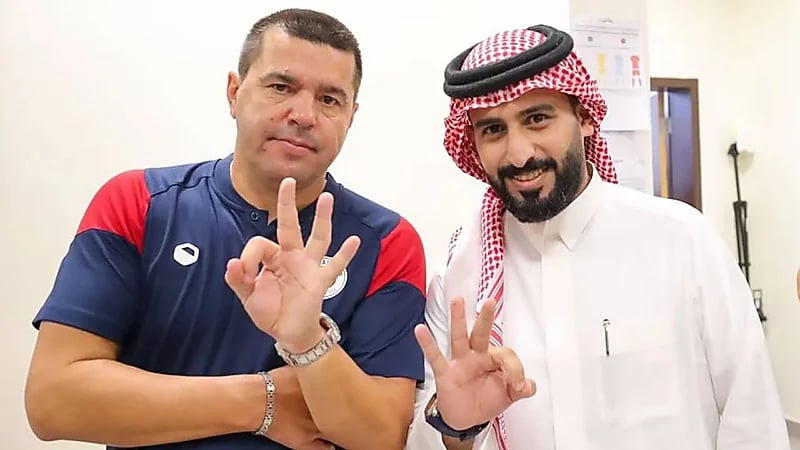 الخلود يظفر بخدمات المدرب الروماني كونترا في صفقة تاريخية