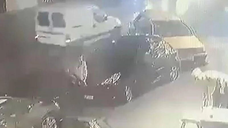 بالفيديو.. رجل يطلق الأعيرة النارية على مقهى