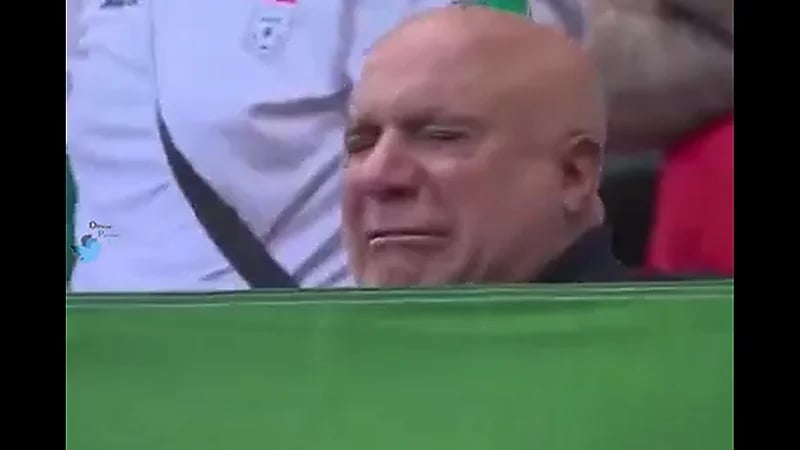 شاهد .. مخبر من الاستخبارات الإيرانية يتظاهر بالبكاء أثناء عزف النشيد في المونديال