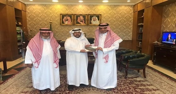 محافظ بيشة يكرّم رئيس بلدية الحازمي السابق