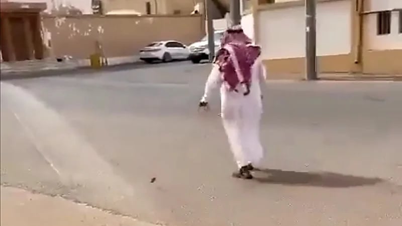 شاهد.. مؤذن ضرير يبتكر طريقة تساعده في الذهاب للمسجد و العودة لمنزله دون مساعدة أحد