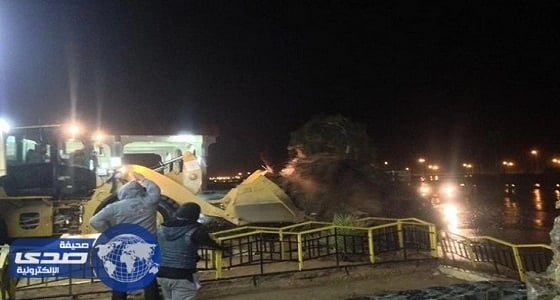 بالصور.. رياح عاصفة تقتلع الأشجار واللوحات الإعلانية بالعويقلة