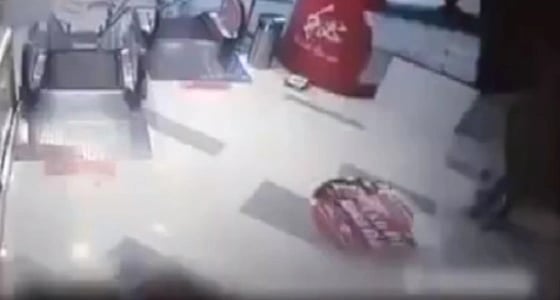 بالفيديو.. سلم كهربائي يلتهم قدم عامل نظافه