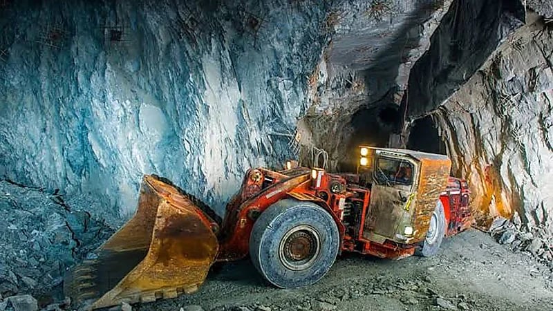 نقل خام الذهب من داخل منجم مهد الذهب .. فيديو