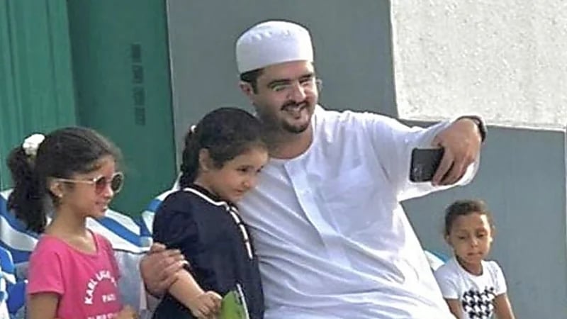 بالصور.. لحظات عفوية تجمع الأمير عبدالعزيز بن فهد مع بناته الأميرات