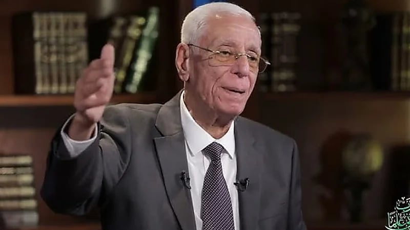 تورم القدمين.. حسام موافي يحذر من مشاكل بالقلب والكبد والكلى