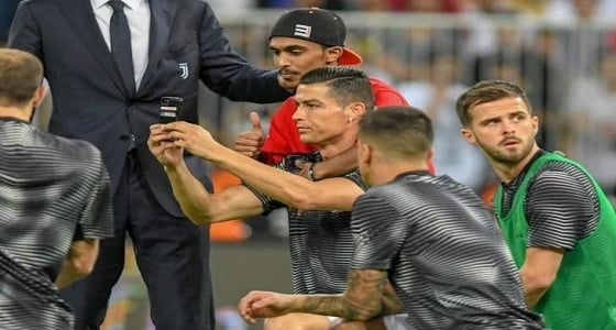 بالفيديو والصور.. مشجع يقتحم الملعب ويحتضن رونالدو ويلتقط معه " السيلفي "
