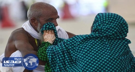 بالصور.. مشهد لمسنة وزوجها يجسد " المودة والرحمة "