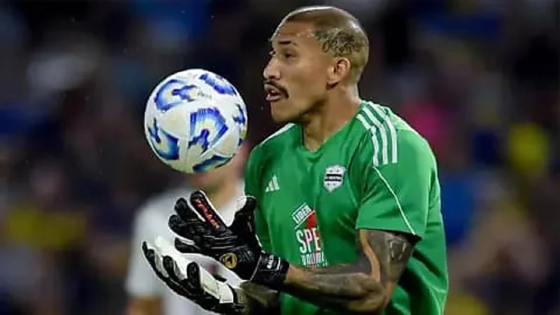 حارس مرمى يُهدي المنافس هدفًا بطريقة غريبة