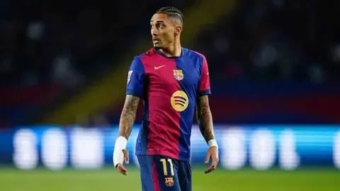 رافينيا يثير الجدل في برشلونة بعد ضربه زميله تير شتيغن