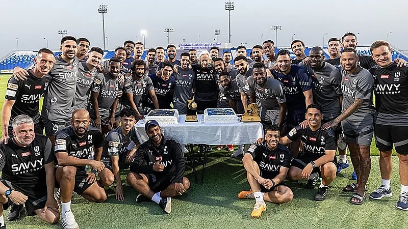 لاعبو الهلال يحتفلون بـ بونو وجيسوس بعد حصولهما على جائزة الأفضل .. فيديو