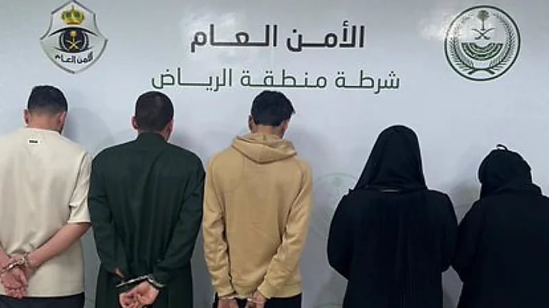 القبض على 5 أشخاص لارتكابهم أفعال منافية للآداب وحيازة المخدرات بالرياض