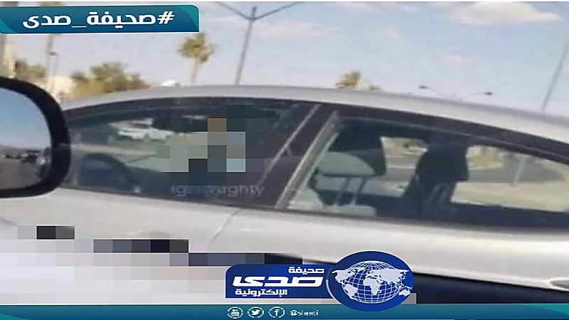 التحرش بفتاة أخرجت ساقها العاري من نافذة مركبتها