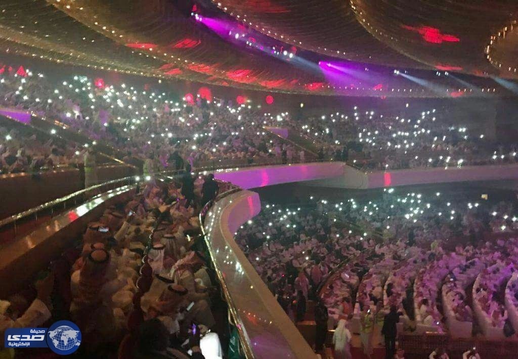 بالفيديو: الفنانان محمد عبده و راشد الماجد يلهبان مشاعر الجماهير في حفل الرياض