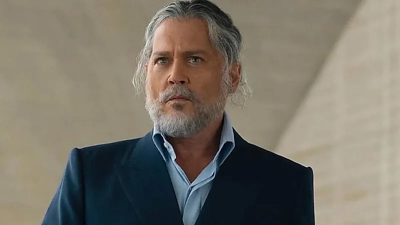 جوني ديب يخطف الأنظار بعيون زرقاء وشعر أبيض